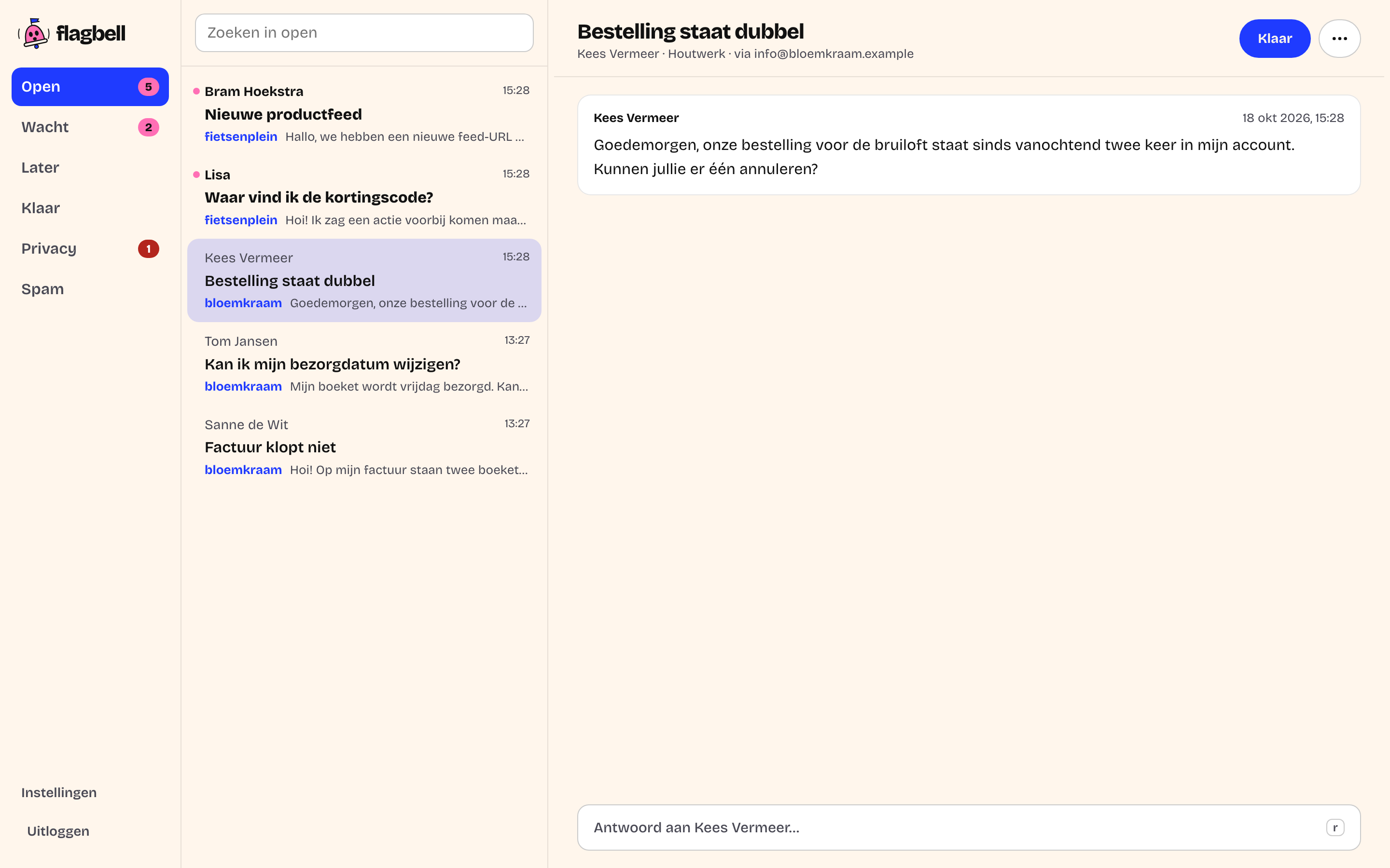 De inbox van Flagbell: links de mappen met tellers, in het midden de open gesprekken van verschillende merken, rechts het gesprek met de knop Klaar.